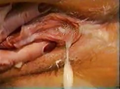 完美的瘦青少年的黑发他妈的下来日本的巨大的乳房